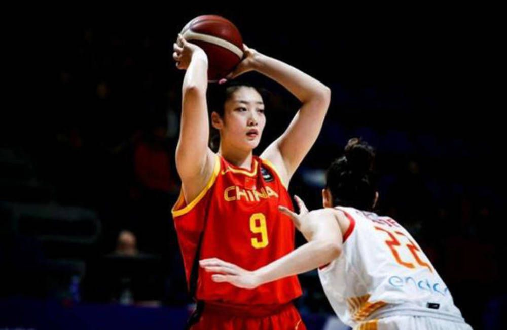 照片上,扮演小丑的演员比尔•斯卡斯加德全身行头,吊着钢索,坐在一尊巨大雕塑的肩头。